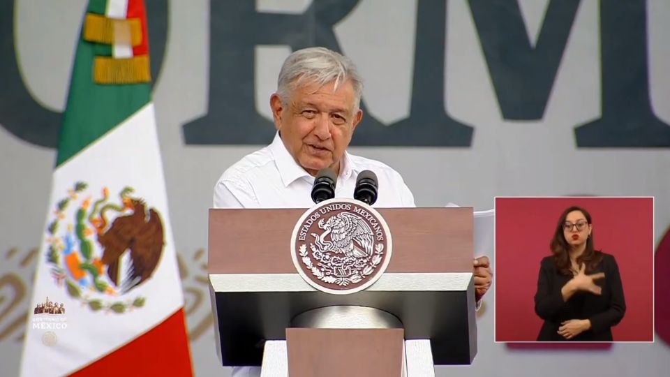 AMLO brindó su discurso durante más de hora y media, después de marchar 5 horas.