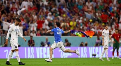 Con bandera gay y mensaje feminista hombre corre por estadio en Mundial de Qatar | FOTOS