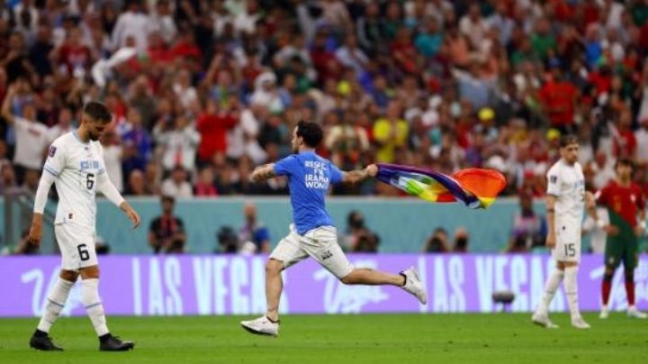 Con bandera gay y mensaje feminista hombre corre por estadio en Mundial de Qatar | FOTOS