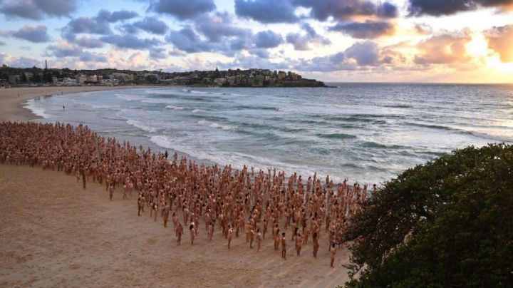 En 'traje de Adán y Eva', miles se toman la foto con Spencer Tunick en Australia | VIDEO