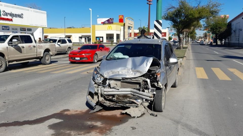 Conductora se pasa el alto y choca.