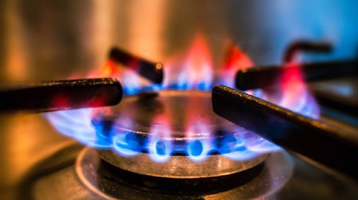 Madre quema manos de su hija de 6 años por comerse ración de su hermano