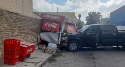 Choca camioneta a puesto de comida; propietaria sufre lesiones leves