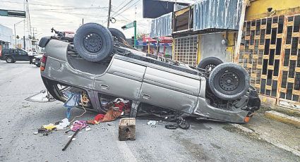 Conductor de camioneta sufre heridas en volcadura en el Centro