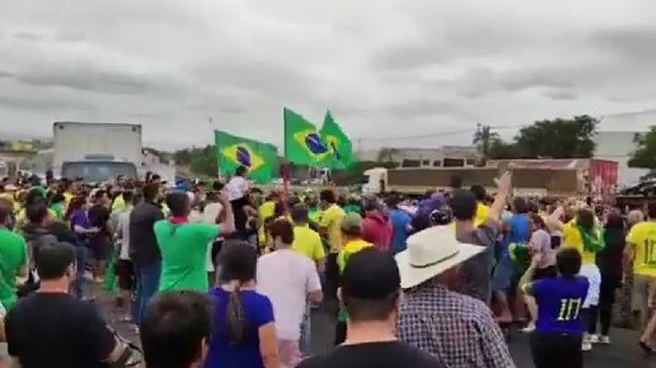 Momento exacto en que atropellan a seguidores de Bolsonaro | VIDEO