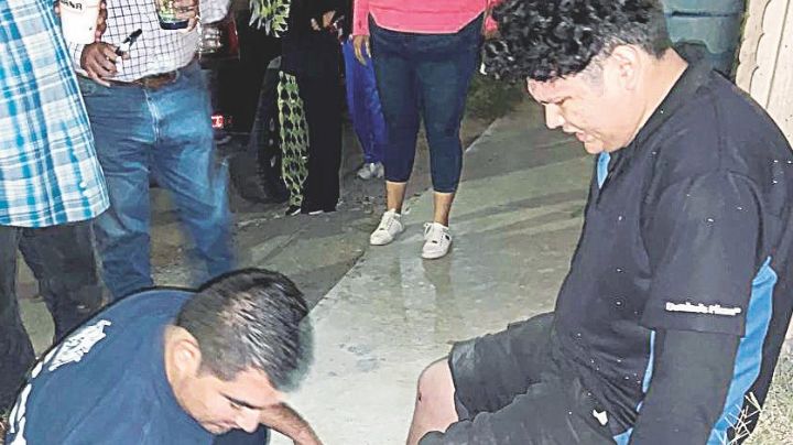 Se atraviesa auto y se estrella moto