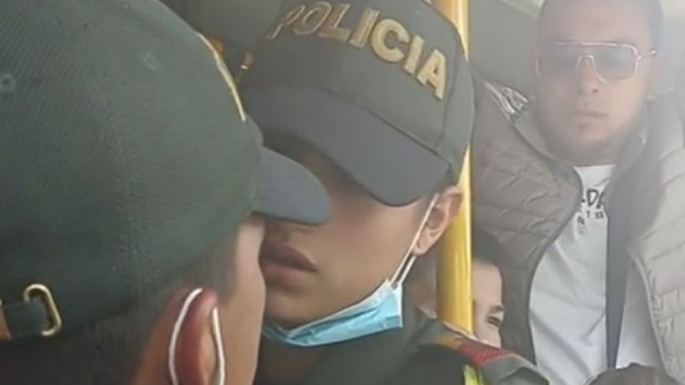 Policías protagonizan momento romántico en el camión