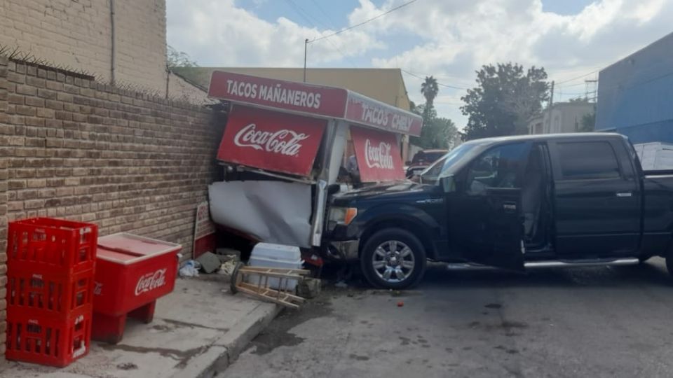 La camioneta se descontroló al ser impactada por otro vehículo y así acabó el puesto.