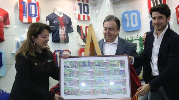Presentan billete de lotería conmemorativo al Salón de la Fama