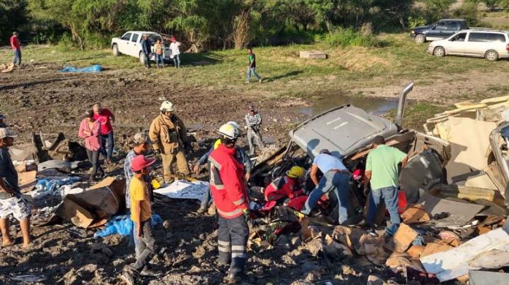 Trailero casi muere al volcar en Tamaulipas; rapiñan toneladas de piernas de cerdo