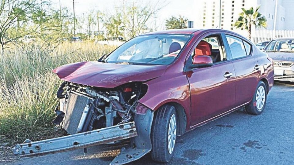 Un hombre avanza, pero lo impacta otro vehículo.