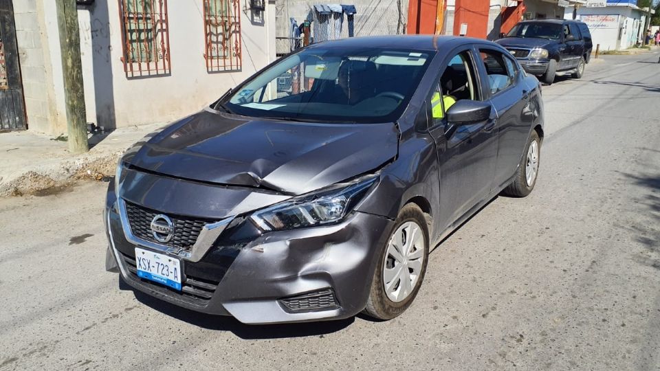 El auto Nissan Versa modelo 2011 era manejado por una mujer.