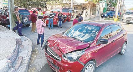 Choque en la avenida César López de Lara deja dañados cuatro autos y una mujer lesionada