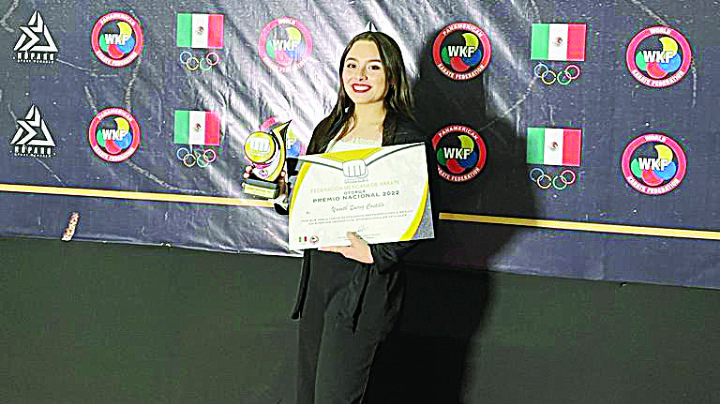 Yaneth Quiroz, es la mejor en karate; le entregan Premio Nacional 2022
