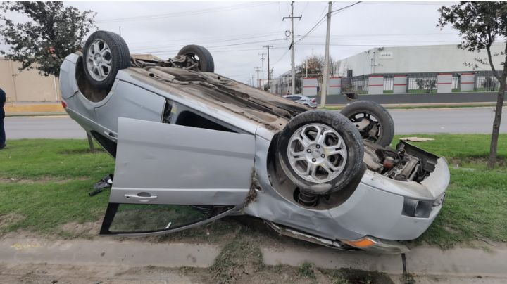 Vuelca auto en la Calzada de los Héroes; mujer resulta lesionada