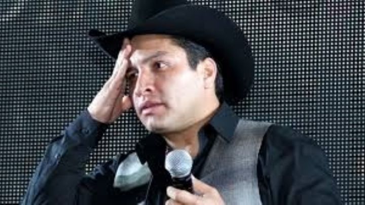 Captan a Julión Álvarez borracho en pleno concierto | VIDEO