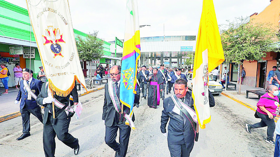 Los Caballeros de Colón llegaron a las inmediaciones del puente.