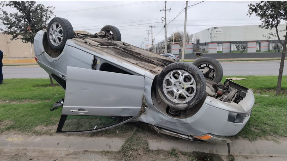 Se registra choque-volcadura en la Calzada de los Héroes