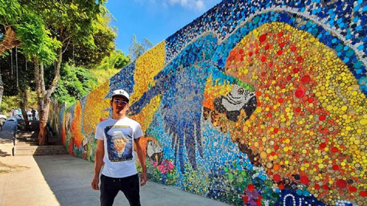 Con 400 mil tapas de refresco, joven elabora el mural ecológico más grande del mundo
