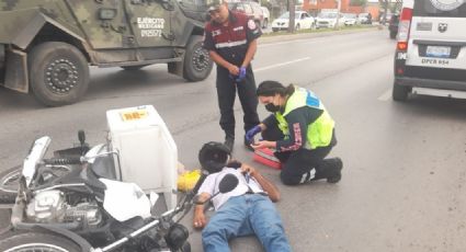 Repartidor de comida estrella su motocicleta con automóvil en colonia Juárez