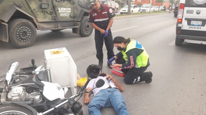 Repartidor de comida estrella su motocicleta con automóvil en colonia Juárez
