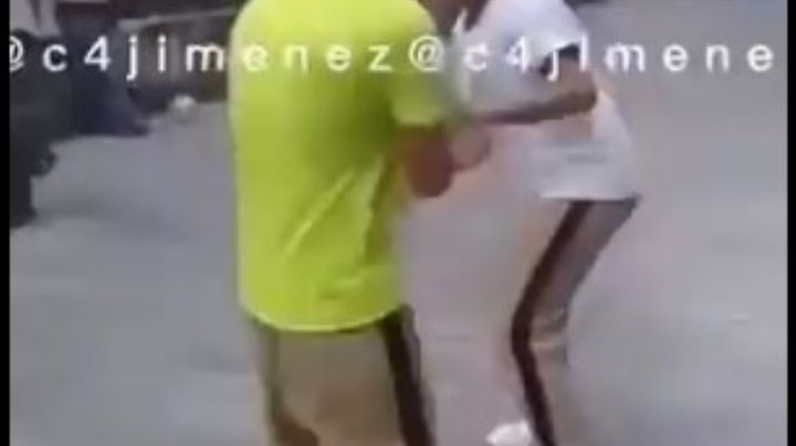 Estudiantes de Secundaria se pelean en el Centro Histórico; señora trata de separarlos | VIDEO