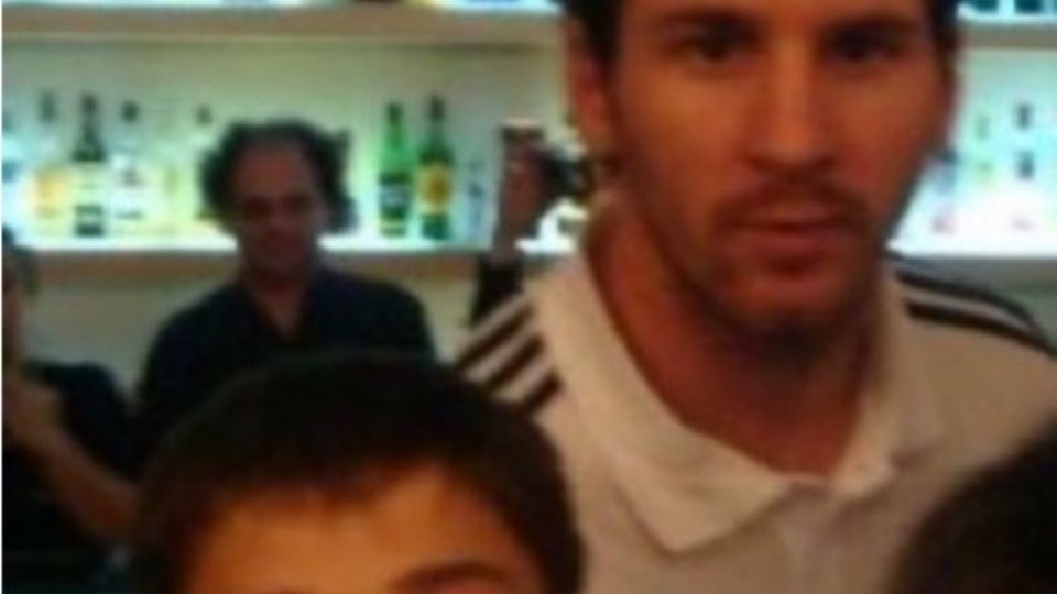 Lionel Messi aparece en esta fotografía junto al pequeño Julián Álvarez