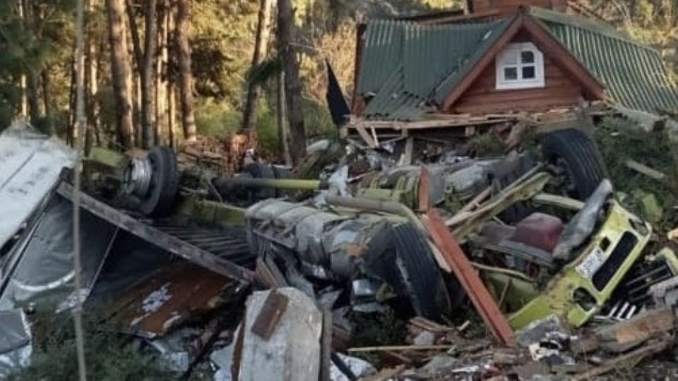 Un tráiler que iba a exceso de velocidad se estrelló contra una cabaña