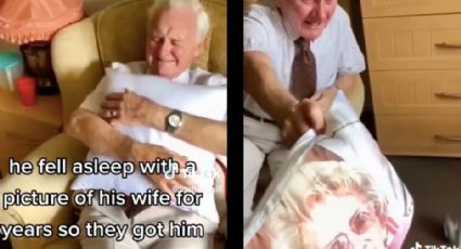 Abuelito llora al recibir almohada con rostro de su esposa fallecida | VIDEO