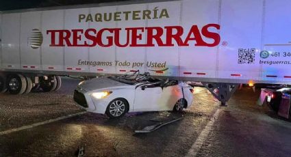 Conductor estrella su auto contra caja de tráiler; muere instantáneamente