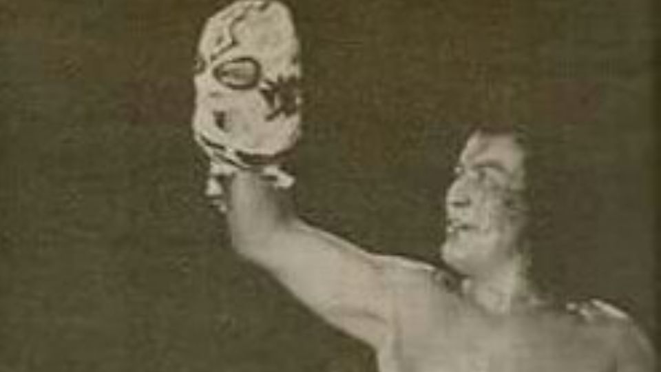 El Perro Aguayo y otro de sus trofeos.