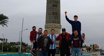 Festejan argentinos de Nuevo Laredo en el monumento de Benito Juárez