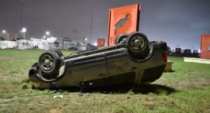 Camioneta pega en cordón del camellón y sufre volcadura frente al Aeropuerto