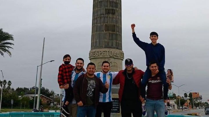 Festejan argentinos de Nuevo Laredo en el monumento de Benito Juárez