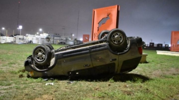 Camioneta pega en cordón del camellón y sufre volcadura frente al Aeropuerto