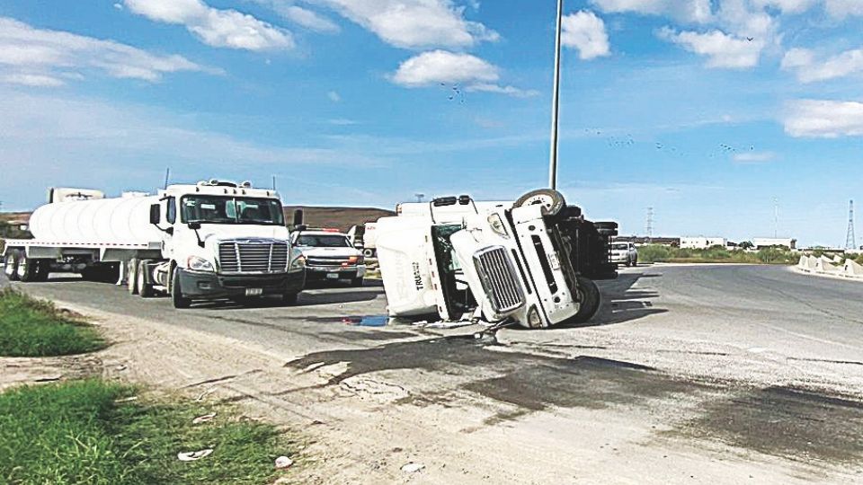 La mala planeación de la obra ha causado diversos accidentes, el del viernes fue uno de los más impresionantes.