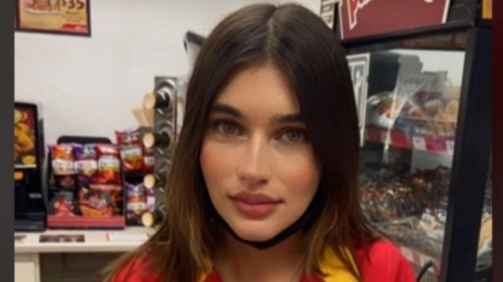 Cajera del Oxxo impacta al compartir fotos al natural; se ve impresionante