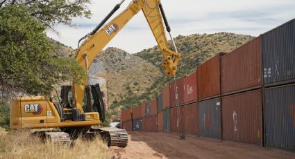 Ordenan a Arizona retirar muro de contenedores en frontera con México