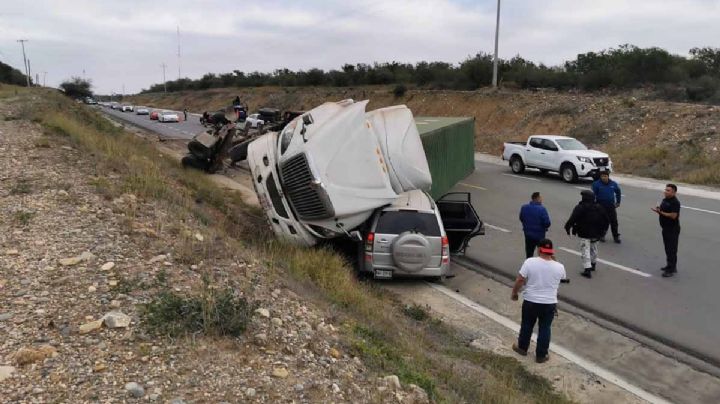 Accidente en la Victoria-Monterrey: familia se salva de morir aplastada