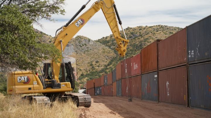 Ordenan a Arizona retirar muro de contenedores en frontera con México
