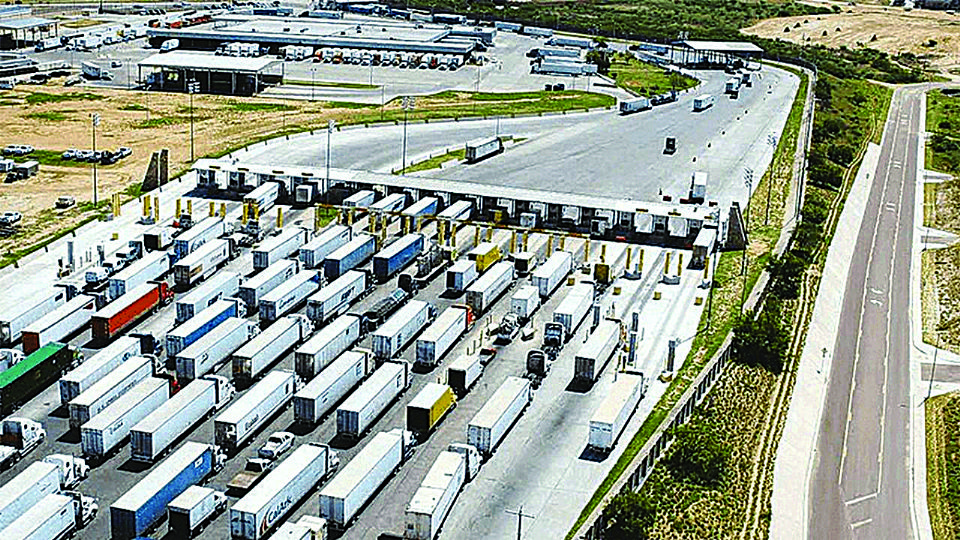 Todos los días por la Aduana de Nuevo Laredo cruzan 14 mil vehículos de carga.