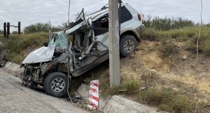 Choca contra poste y deja varias colonias sin luz; se salva de milagro