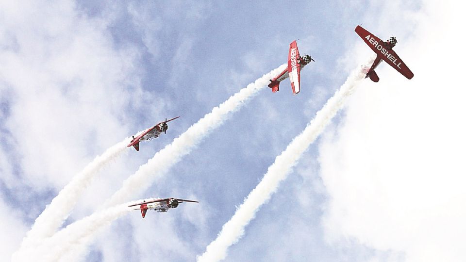 Las aeronaves llaman la atención de los asistentes.