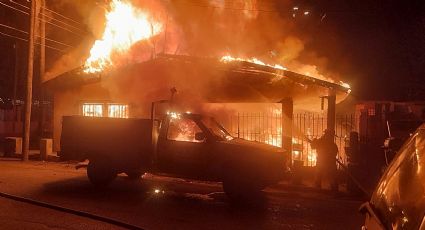 Se incendia vivienda en la Colonia Palacios; vecinos y bomberos luchan contra el fuego | VIDEO