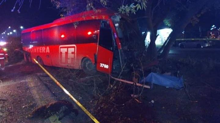 Amarga Navidad para familia de chofer; muere tras chocar autobús en árboles de camellón
