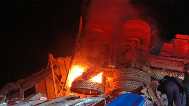 Trailero muere en plena noche de Navidad; se destroza las piernas al volcar su camión