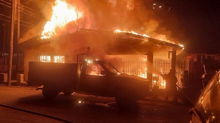 Se incendia vivienda en la Colonia Palacios; vecinos y bomberos luchan contra el fuego | VIDEO