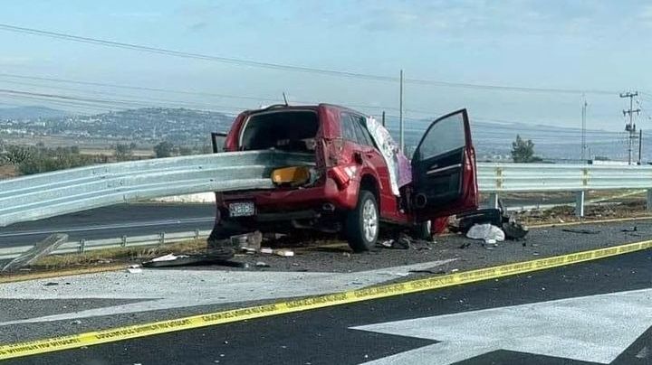 Pareja muere al estrellarse contra valla de contención; bebé de cinco meses está grave