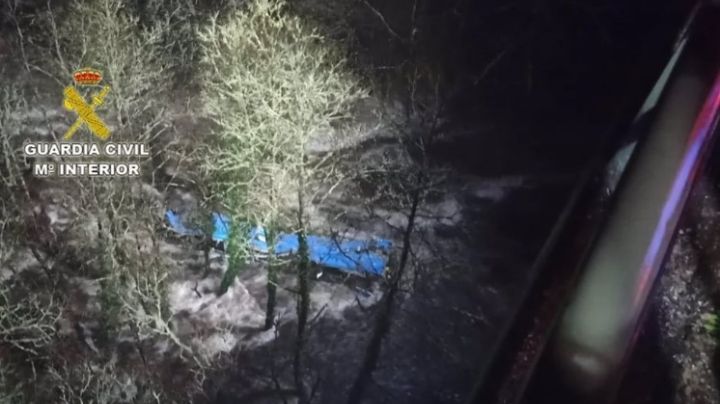 Cae un autobús de pasajeros a un río en Galicia; se han rescatado siete muertos