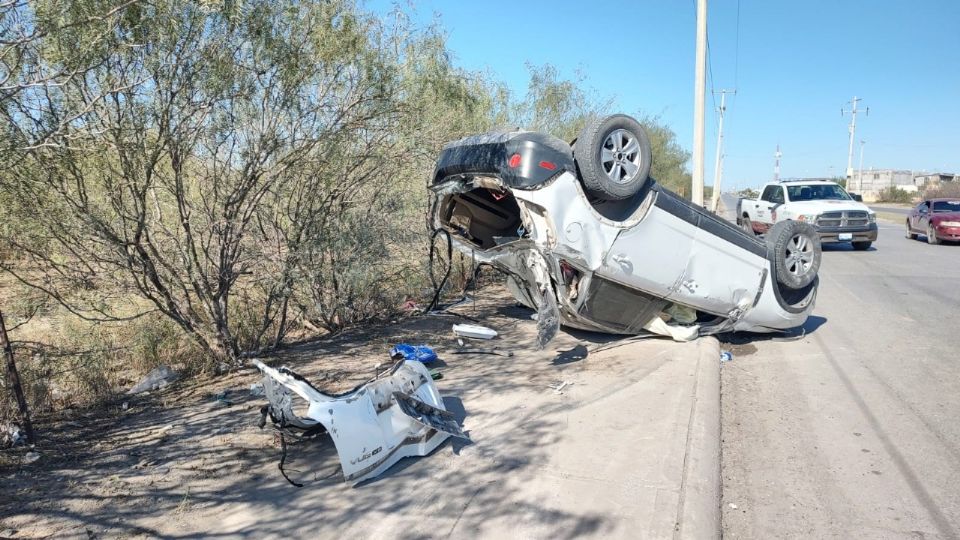 Viva de milagro tras aparatosa volcadura.